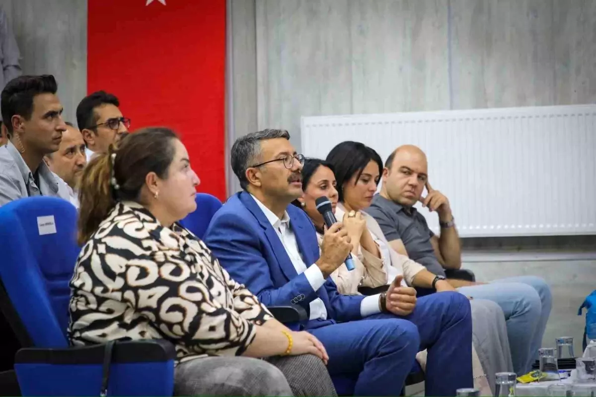 Hakkari Valisi Ali Çelik, ‘Sesler ve Yüzler’ belgesel filminin gösterimine katıldı