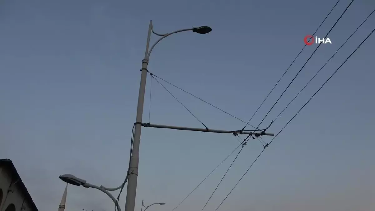 Trambüsten Düşen Kollektör Çocuğu Yaraladı