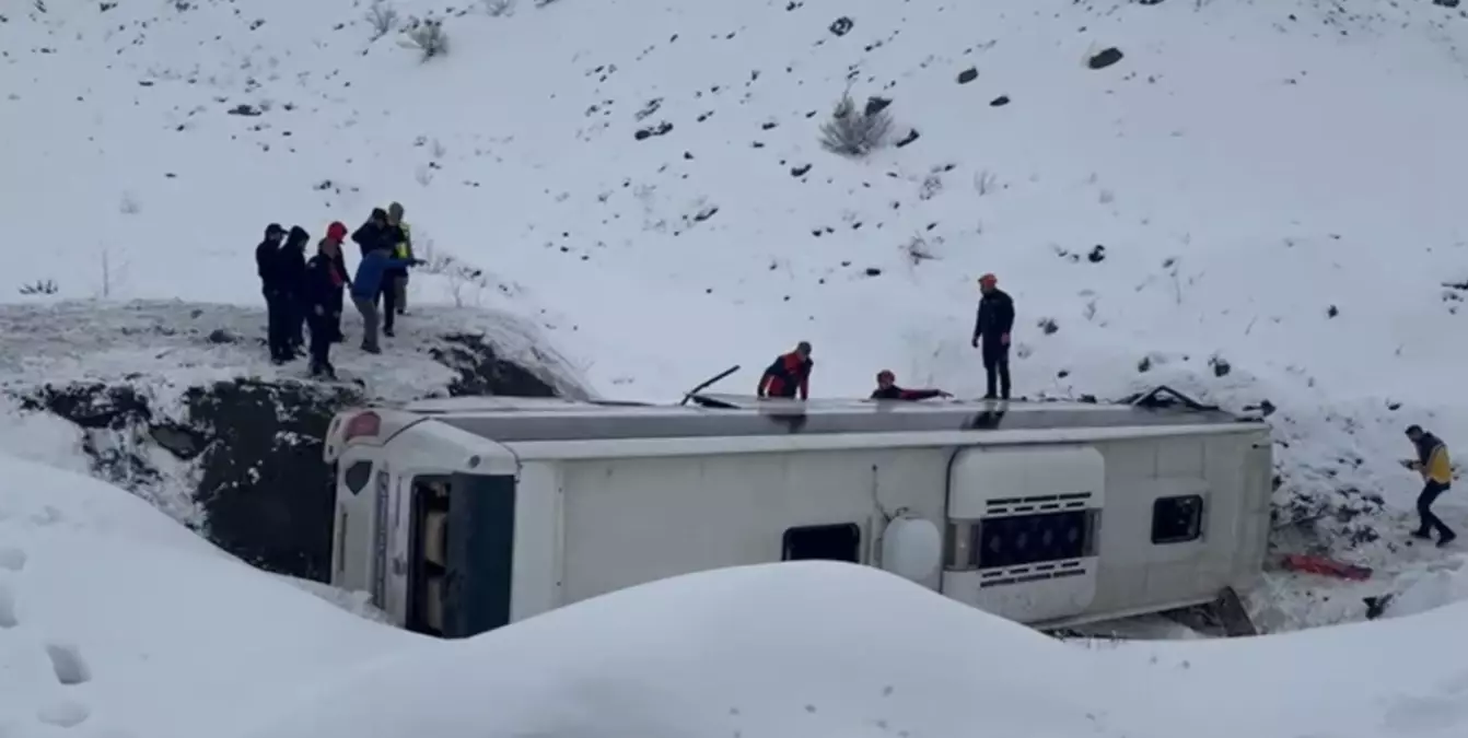 Erzincan’da Yolcu Otobüsü Şarampole Yuvarlandı, Çok Sayıda Yaralı Var