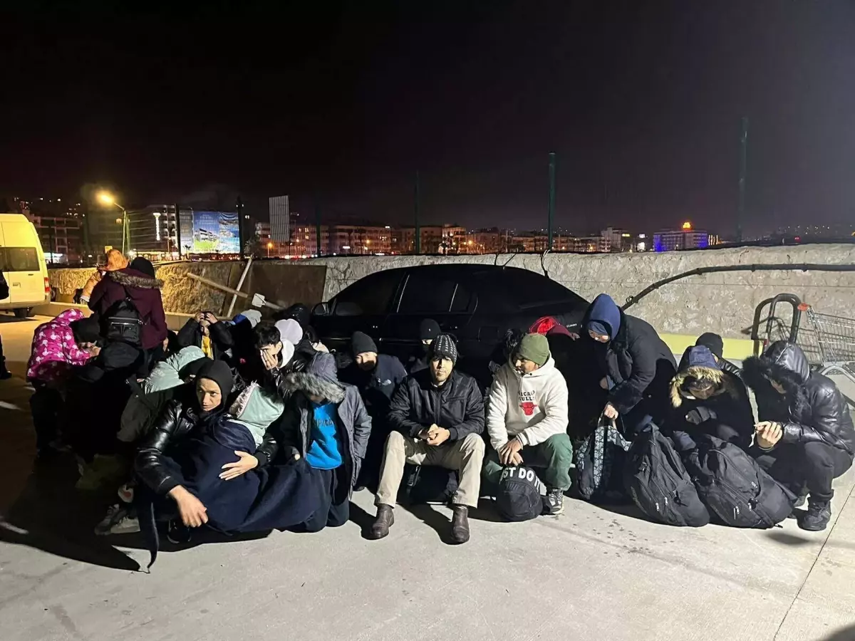 Kuşadası’nda 30 Kaçak Göçmen ve Bir Organizator Yakalandı