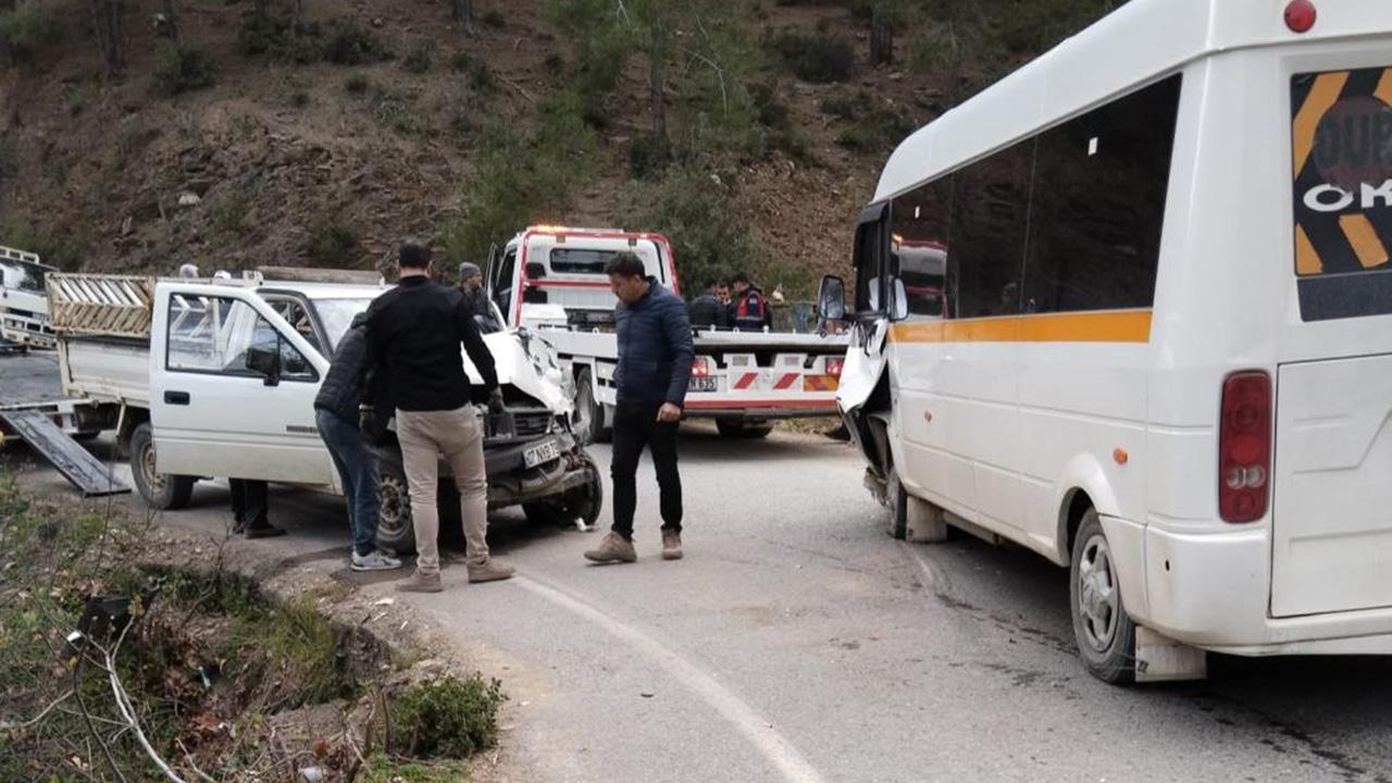 Antalya’da öğrenci servisi ile kamyonet çarpıştı: 24 yaralı