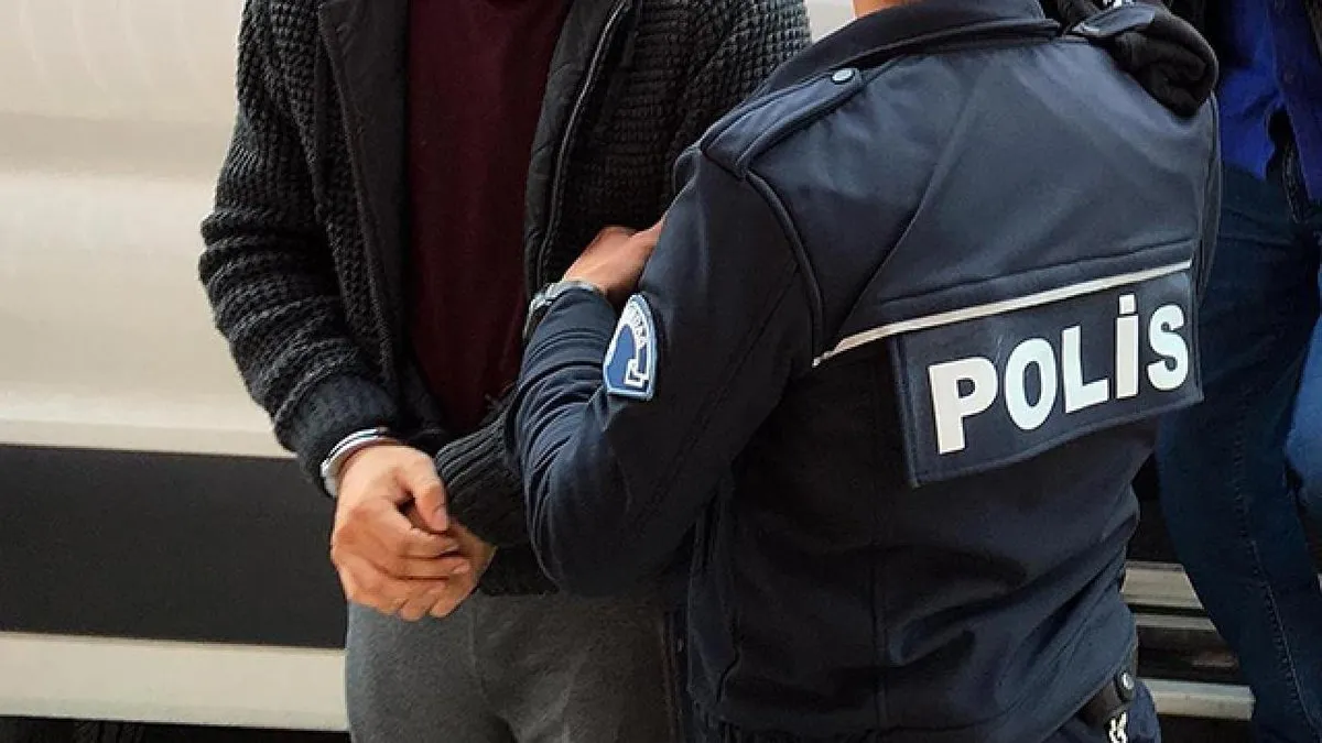 Çekmeköy’de asayiş uygulamasında uyuşturucu madde bulunan araçtaki 2 kişi gözaltına alındı