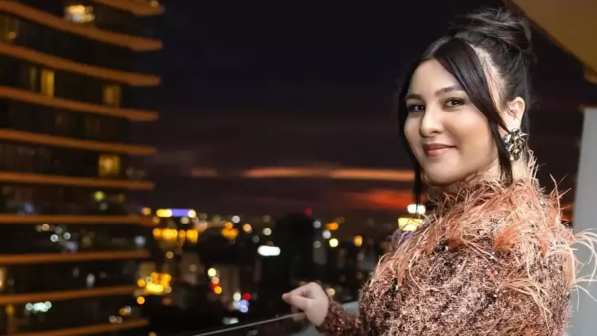 Komedyen Yasemin Sakallıoğlu’nun 12 kiloluk kıyafeti gündem oldu